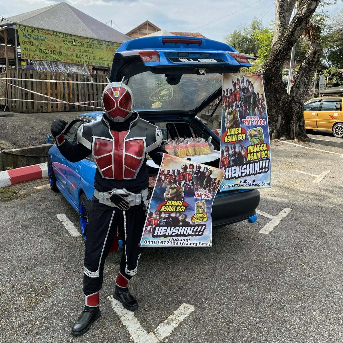 Kamen Rider jual asam boi di Padang Polo
