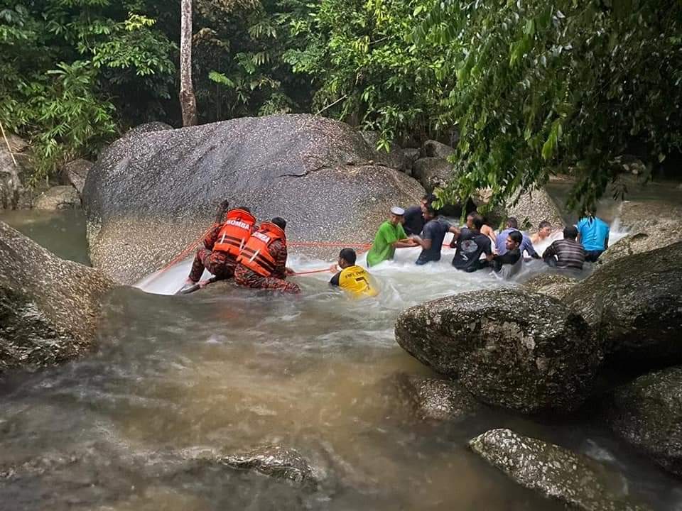 Remaja dikhuatiri lemas, tersepit di celah batu ketika mandi sungai