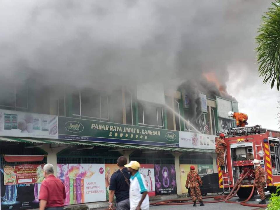 Lebih 8 jam padam kebakaran di pasaraya Jimat Talang