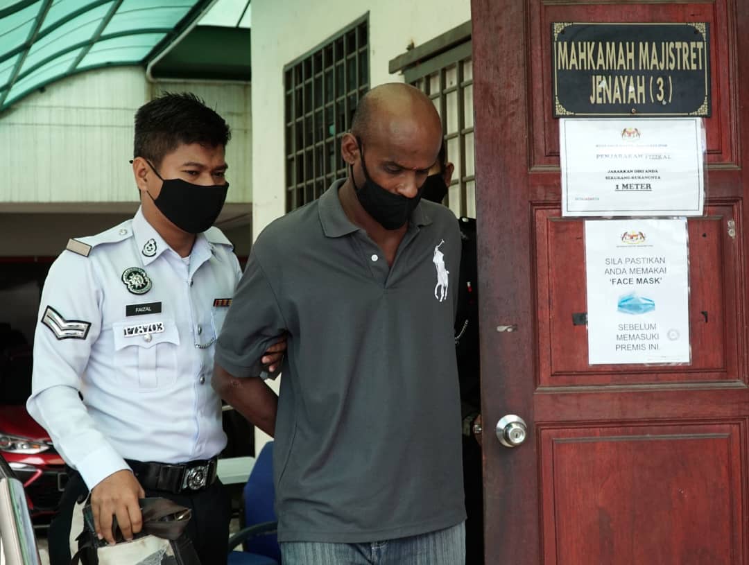 Tukang gunting rambut didenda RM10,000, sebulan penjara