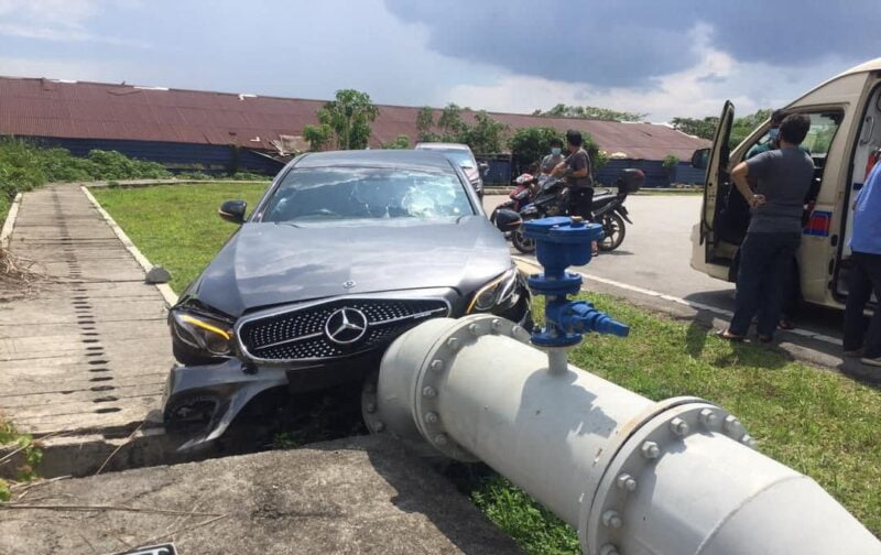[Video] Teruja ‘test drive’ Mercedes-AMG E43, pemandu kereta terbabas langgar paip