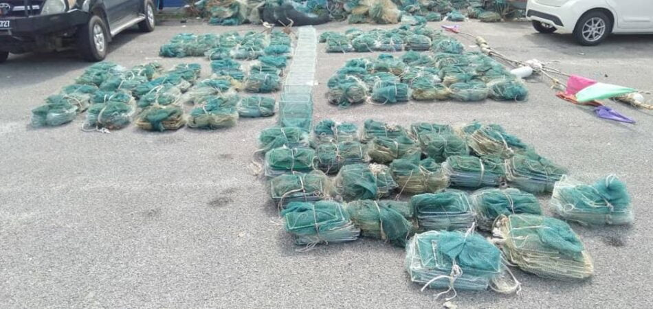 APMM Perak rampas 120 set bubu naga di Pulau Talang