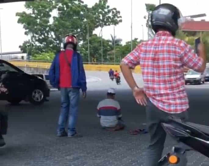 [Video] Aksi lelaki ‘solat’ bawah jejambat tarik perhatian pengguna jalan raya