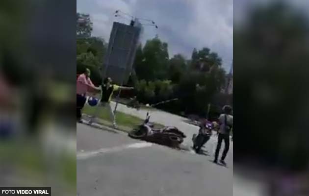 [Video] Dua penunggang motosikal bergaduh, turut terlibat ‘Ayah Murad’