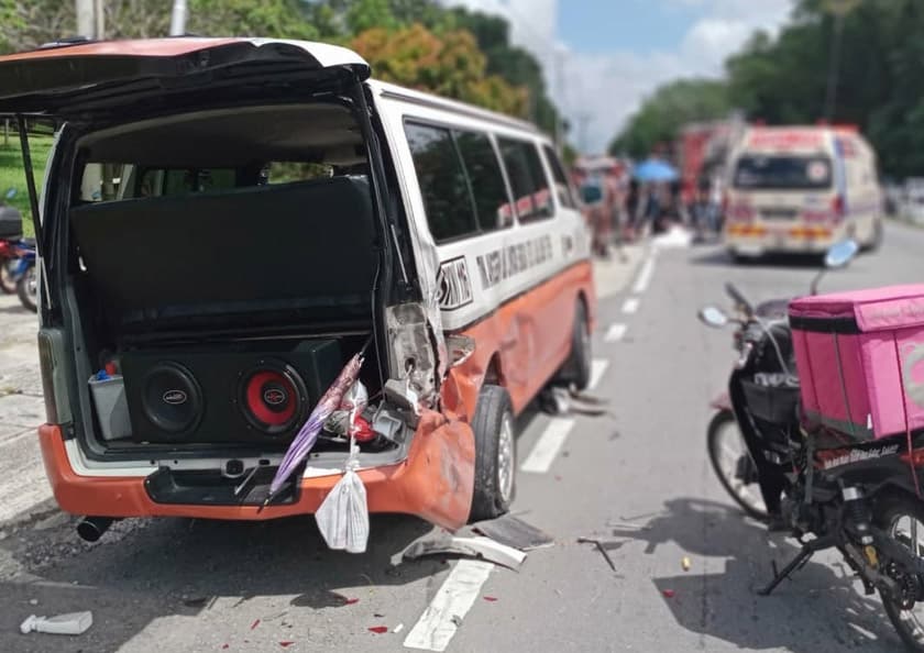 Seorang parah, dua maut dilanggar ketika tukar tayar bas mini