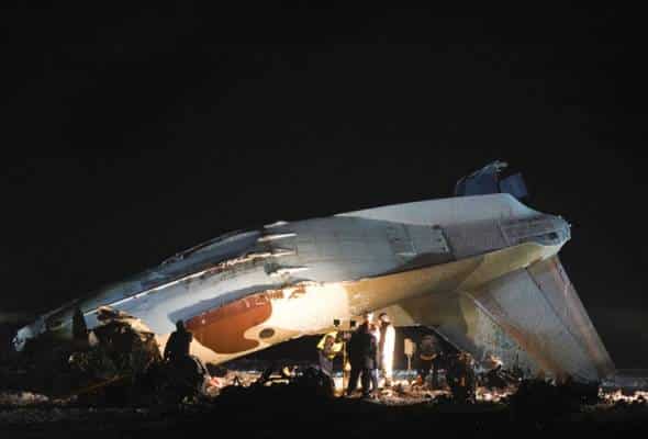 Pesawat terhempas ketika cuba mendarat, empat anak kapal terbunuh
