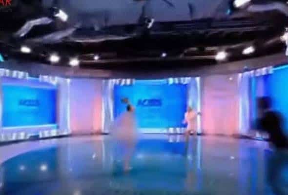 Penyampai TV diserang wanita bogel ketika siaran langsung