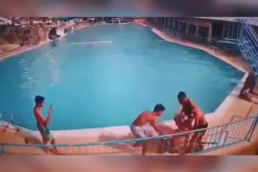 [Video] Gara-gara ‘content’ youtube, remaja lemas selepas ditolak ke dalam kolam