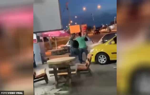 [Video] Dua lelaki hentak kepala mangsa guna helmet