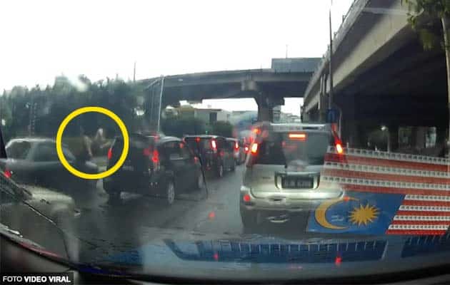 [Video] Wanita melambung dirempuh kereta ketika melintas jalan
