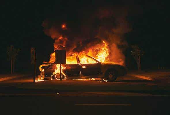 Lelaki bakar kereta abang kekasih gara-gara cinta dihalang Lelaki bakar kereta abang kekasih gara-gara cinta dihalang