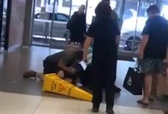 Lelaki tumbuk dan gigit anggota polis gara-gara ditegur tak pakai pelitup muka Lelaki tumbuk dan gigit anggota polis gara-gara ditegur tak pakai pelitup muka