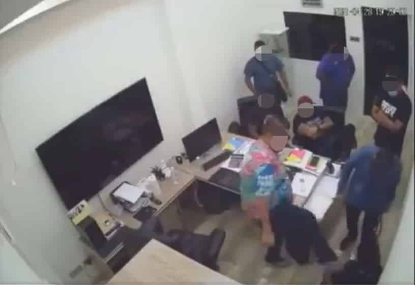 [Video] Tular rakaman CCTV beberapa individu memukul, merotan dan menendang dua lelaki di sebuah bilik