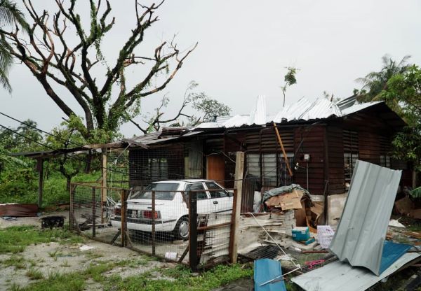 Ribut rosakkan beberapa rumah di Kampung Tasek
