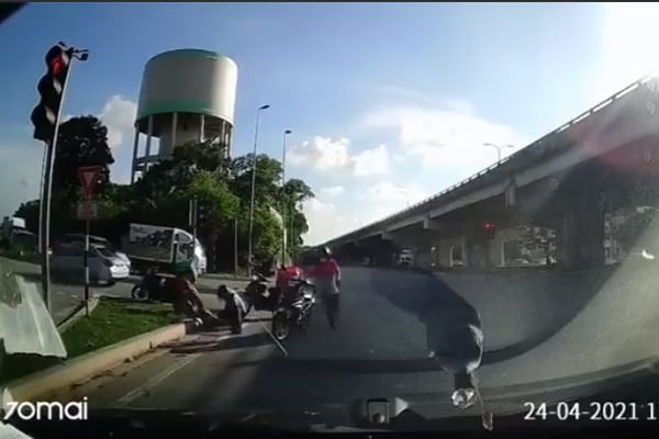 [Video] Langgar lampu isyarat, kereta ‘selamber’ rempuh motosikal