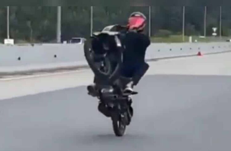[Video] Aksi ‘wheelie’ geng motosikal langgar ‘roadblock’ tarik perhatian ramai