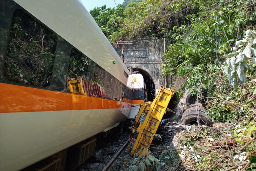 Keretapi tergelincir dalam terowong, empat penumpang maut