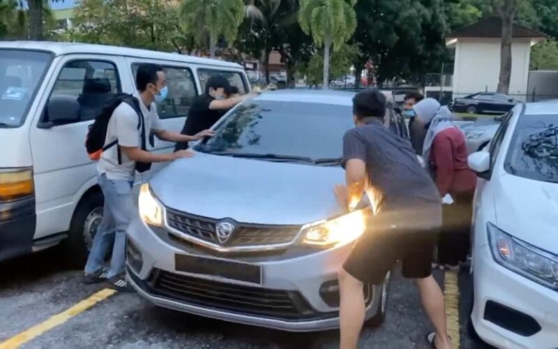 [Video] Orang ramai selamatkan kanak-kanak tidur dalam kereta undang pelbagai reaksi