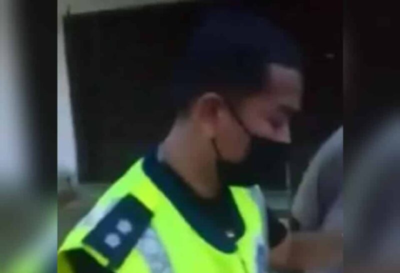 Pegawai polis tidak hirau tindakan lelaki cuba lakukan provokasi sambil rakam video