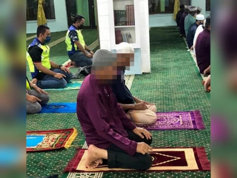 Polis tumpang solat berjemaah sebelum kompaun 2 individu ingkar SOP Polis tumpang solat berjemaah sebelum kompaun 2 individu ingkar SOP