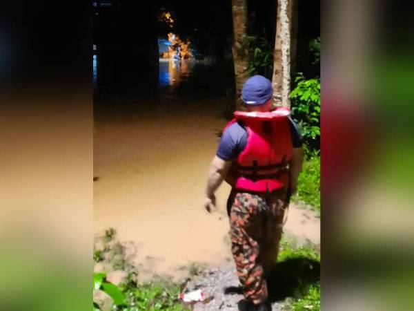 Banjir kilat: 20 wanita, 15 lelaki tumpang teduh di surau kampung