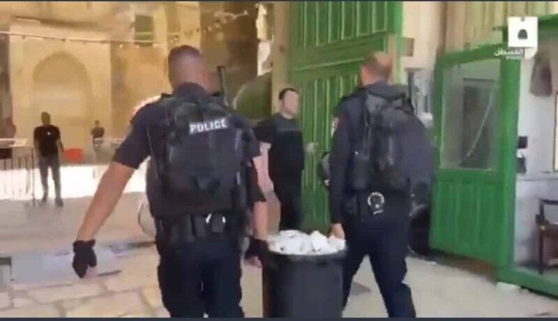 [Video] Polis Israhell rampas tong sampah dari sekumpulan kanak-kanak Pal3stin yang sedang kutip sampah