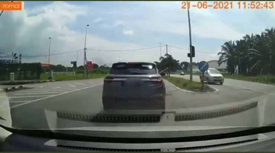 [Video] Netizen kecam samseng jalanan tunjuk isyarat lucah, pandu secara tidak berhemah