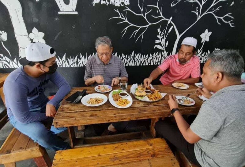 Menteri Ekonomi mohon maaf langgar SOP makan di kafe