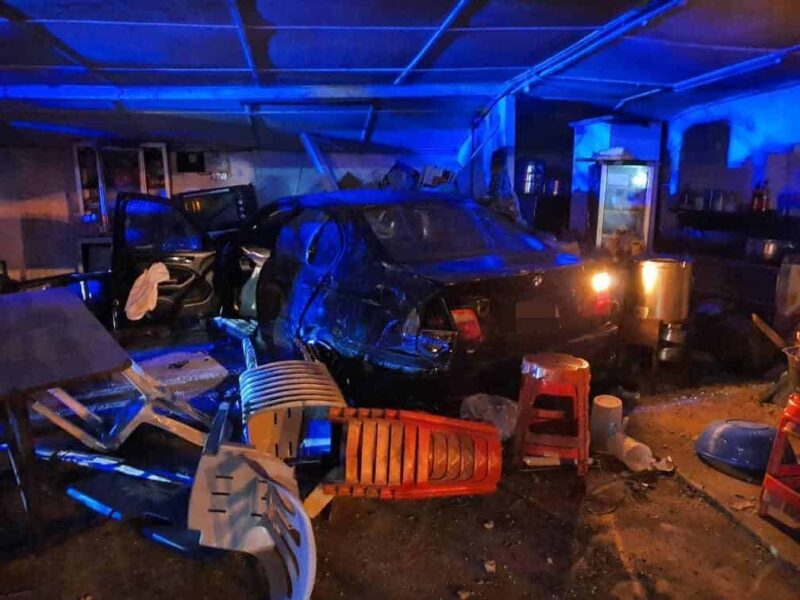 BMW rempuh kedai makan, pemandu cedera