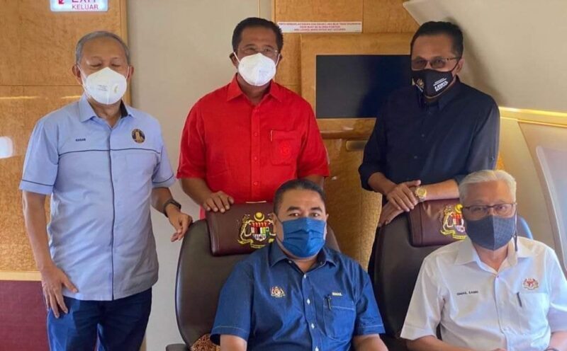 Gempar! Gambar PM dan pemimpin Umno dalam jet rasmi kerajaan tular di media sosial