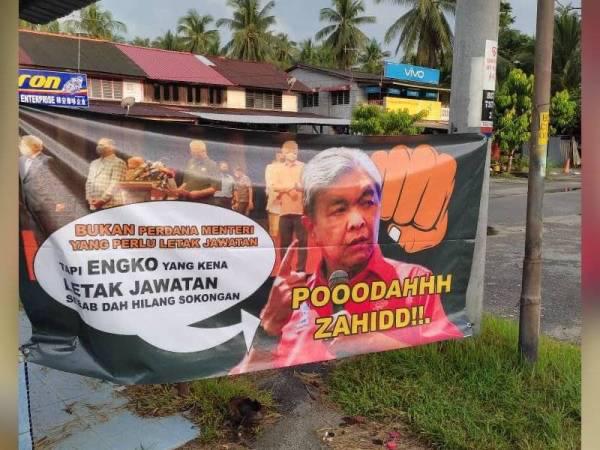 Panas! Kain rentang ‘Pooodahhh Zahidd!!’, desak Presiden Umno letak jawatan di Bagan Datuk
