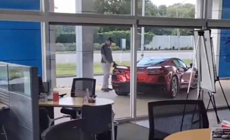 [Video] Jurujual tergamam peminat kereta selamba curi Corvette Stingray dari ‘showroom’