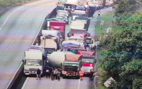Trafik terhenti 3km di lebuh raya Changkat Jering-Kuala Kangsar