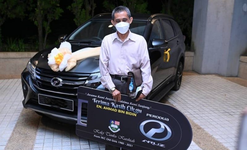 Pelajar bayar ‘lump sum’ kereta Perodua Aruz sebagai hadiah persaraan guru mereka