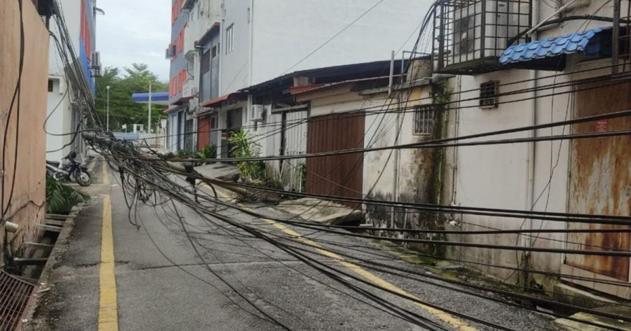 Pemandu treler lesap selepas 14 tiang telekomunikasi tumbang