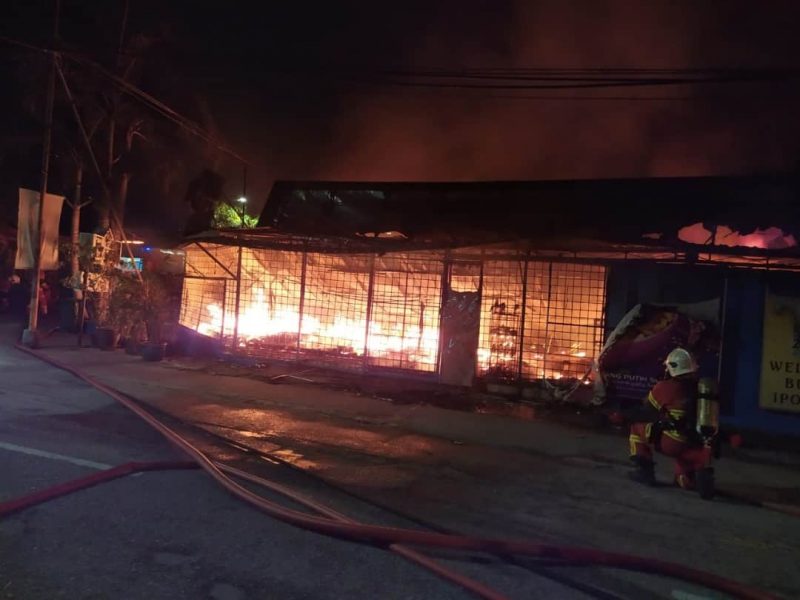 Kedai terkenal di Buntong musnah terbakar