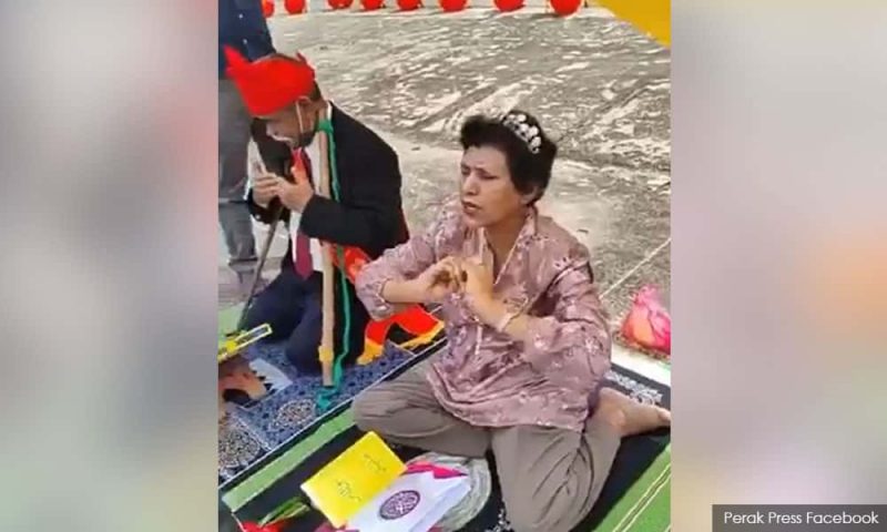 Raja Bomoh ‘feat’ Puteri Zaleha, buat ritual tolak bala di Teluk Intan