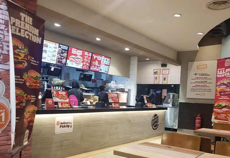 Kena lap meja sendiri, pelanggan persoal definisi layan diri cawangan ‘fast food’ terkenal ini
