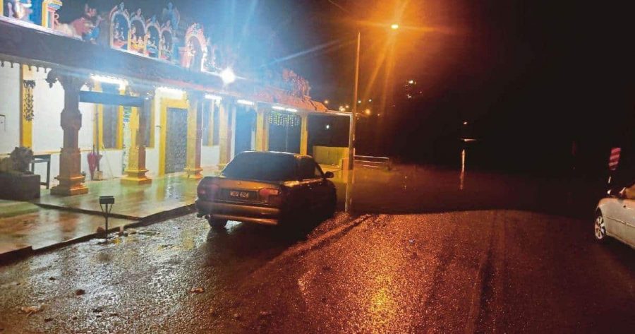 15 kereta terkandas akibat banjir kilat