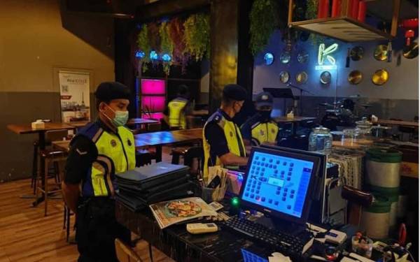 Polis serbu tiga pusat karaoke beroperasi tanpa lesen