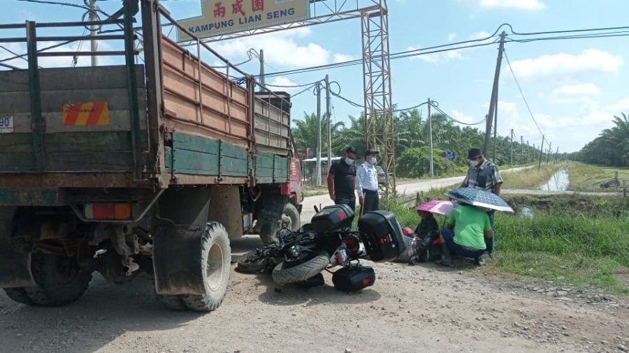 Lelaki maut, isteri parah motosikal langgar lori Lelaki maut, isteri parah motosikal langgar lori