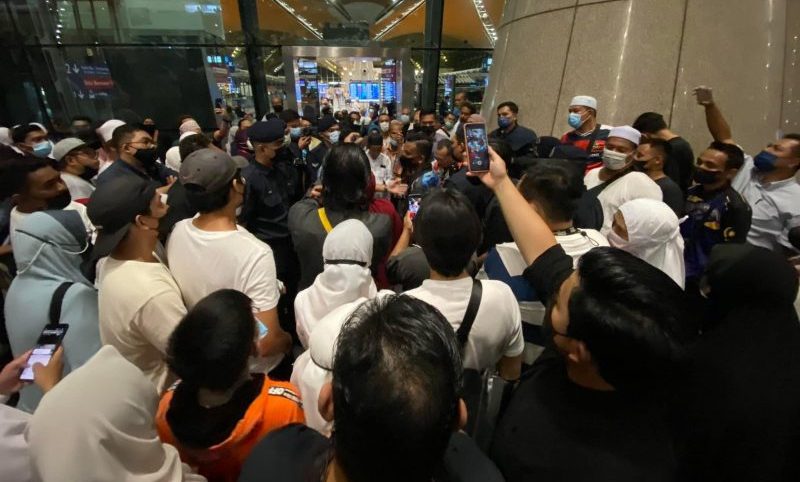 Hampir 400 bakal jemaah haji terkandas di KLIA ditipu agensi Hampir 400 bakal jemaah haji terkandas di KLIA ditipu agensi