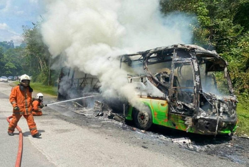 Tayar meletup, bas bawa 44 pelajar matrikulasi terbakar