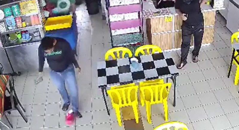Tular video rider GrabFood campak dan sepak bungkusan makanan pelanggan atas lantai