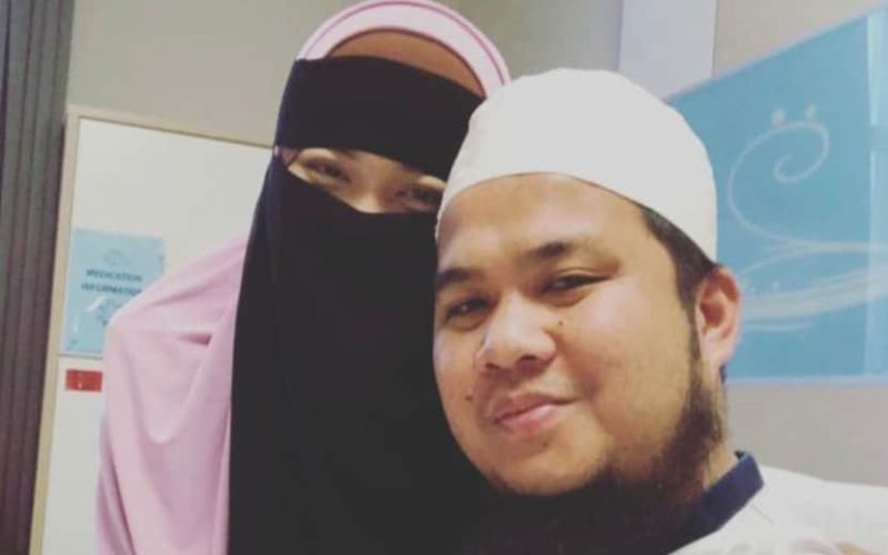 “Kadang aku menangis bila baca coretan Ustaz Ebit Liew, cemburu sangat pada isterinya, macam terhiris hati aku bila baca tulisan lembut Ustaz” “Kadang aku menangis bila baca coretan Ustaz Ebit Liew, cemburu sangat pada isterinya, macam terhiris hati aku bila baca tulisan lembut Ustaz”