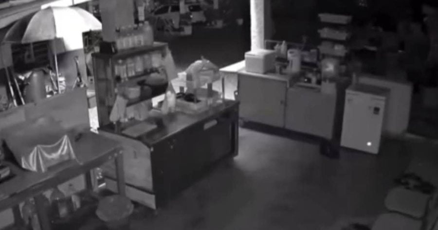 Tular video satu kampung di Johor diganggu misteri bunyi ketukan pintu
