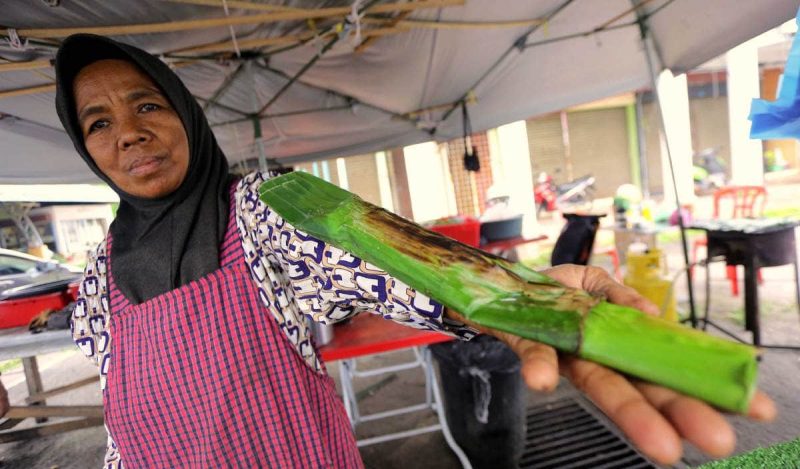 Saiz gergasi pulut udang Cik La buat ramai terkejut, pikat selera pelanggan