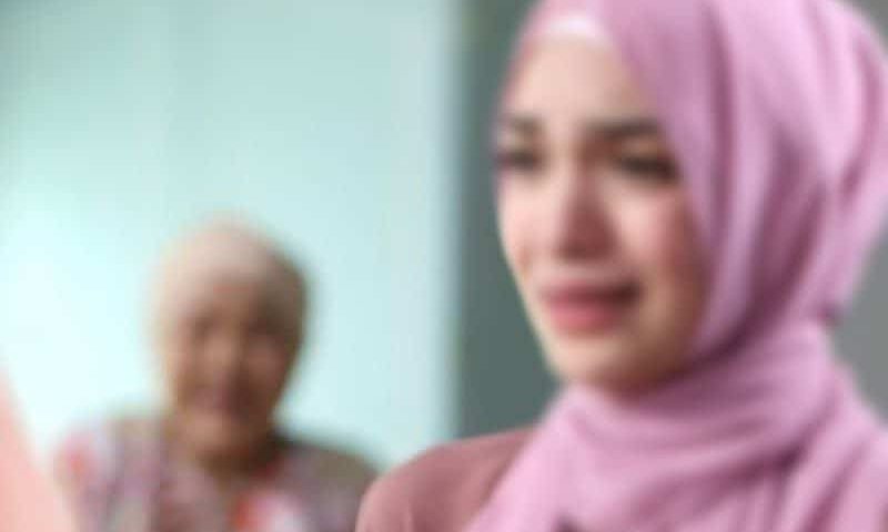 “Mentua orang yang jenis lemah lembut, kalau bercakap pun berbisik,” Satu hari kat dapur mentua serang aku dengan soalan yang menyakitkan hati “Mentua orang yang jenis lemah lembut, kalau bercakap pun berbisik,” Satu hari kat dapur mentua serang aku dengan soalan yang menyakitkan hati