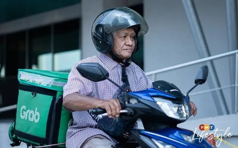 Pakcik 70 tahun masih bertahan kerja rider demi menanggung dua anak lelakinya yang menganggur