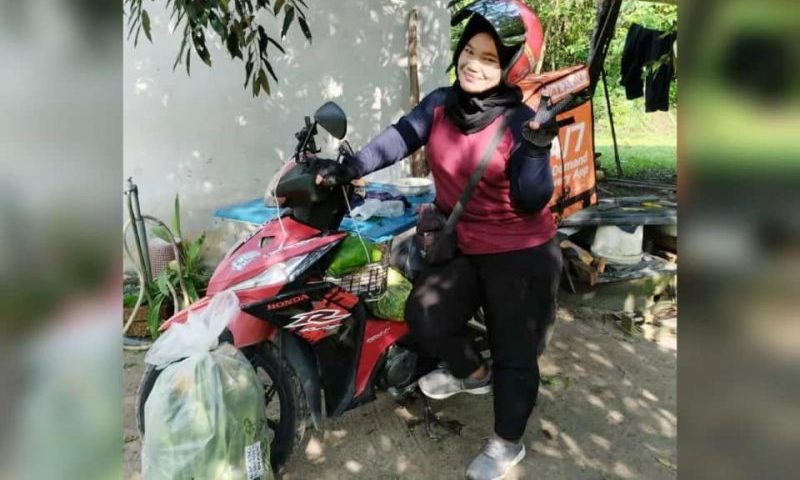 Ulang alik 300km setiap hari demi cari rezeki jual sayur di KL, wanita ini terkejut dapat hadiah motosikal